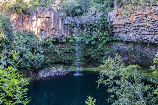 Excursión en Salto de la Hoya con pequeña cascada y laguna, bosque de fondo