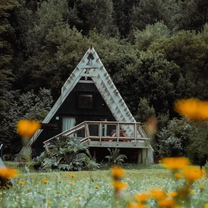 Refugio de termas Aguas Calientes con fondo de bosque, ideal para parejas, familias o amigos