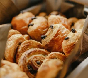 Detalle de cinnamon rolls y panes daneses en Termas Aguas Calientes