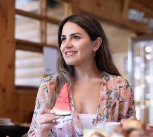 Mujer tomando desayuno de Termas Aguas Calientes gastronomía