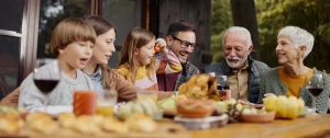 Familia disfrutando comida y bebidas en Termas Aguas Calientes