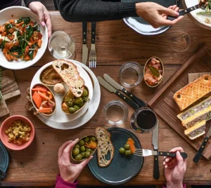 Vista cenital de mesa con comida típica del sur de Chile en Termas Aguas Calientes