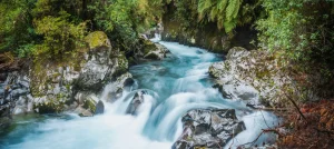 Río con rocas en Parque Nacional Puyehue, aguas termales ricas en minerales