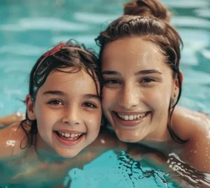 Madre e hija sonriendo dentro de la piscina de Termas Aguas Calientes